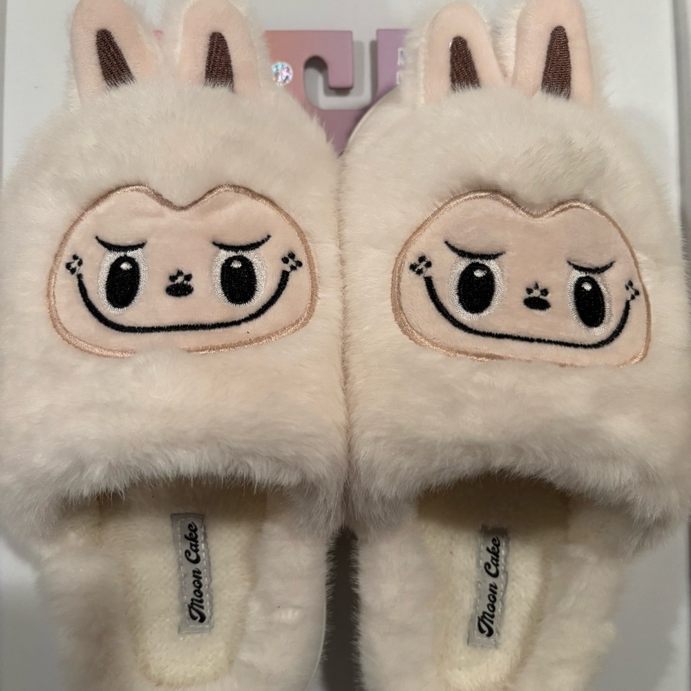 Moon Cake Labubu type women’s cozy slippers / size medium 7/8 / NEW with tags